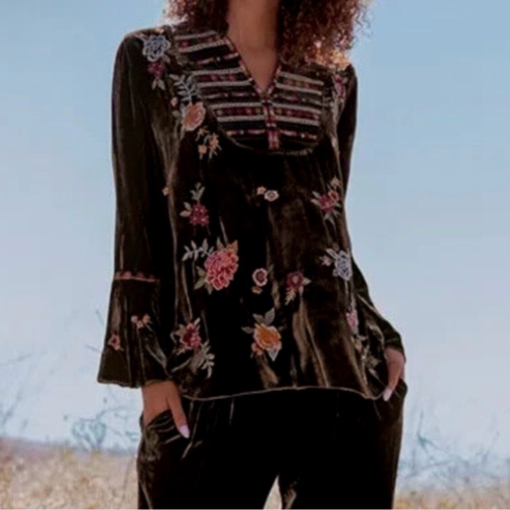 NWOT Johnny was Sisilia Velvet Flare Sleeve Blouse